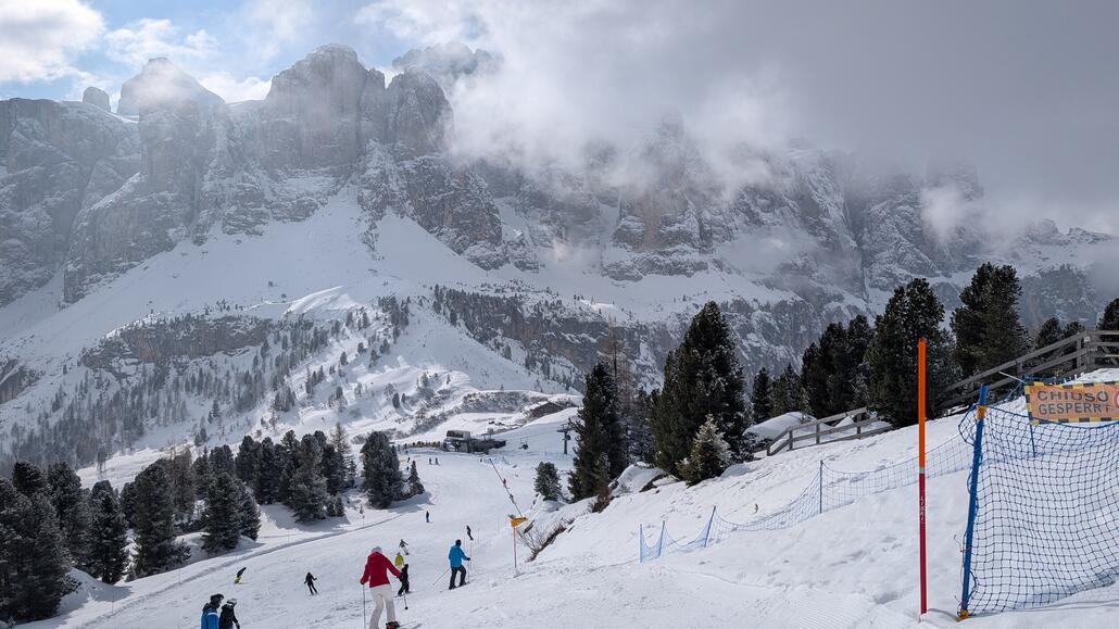 Da ist der übeltäter der unnötige dreiersesselift. Nach rechts hin sind überall Zäune angebracht.