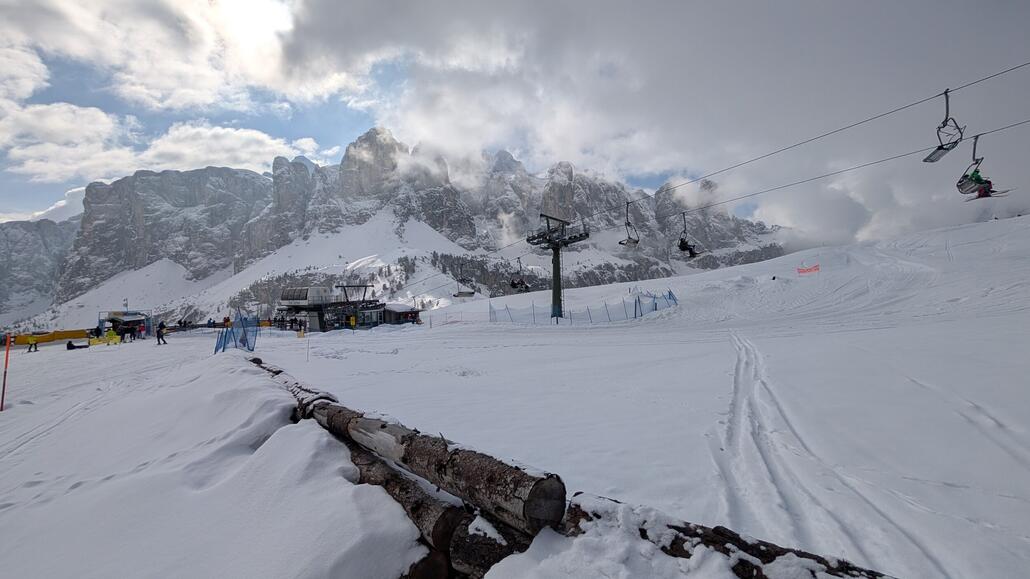 An einer Stelle ist kein Zaun sondern eine hölzerne panzersperre oder was auch immer das sein soll. Das steige ich drüber.