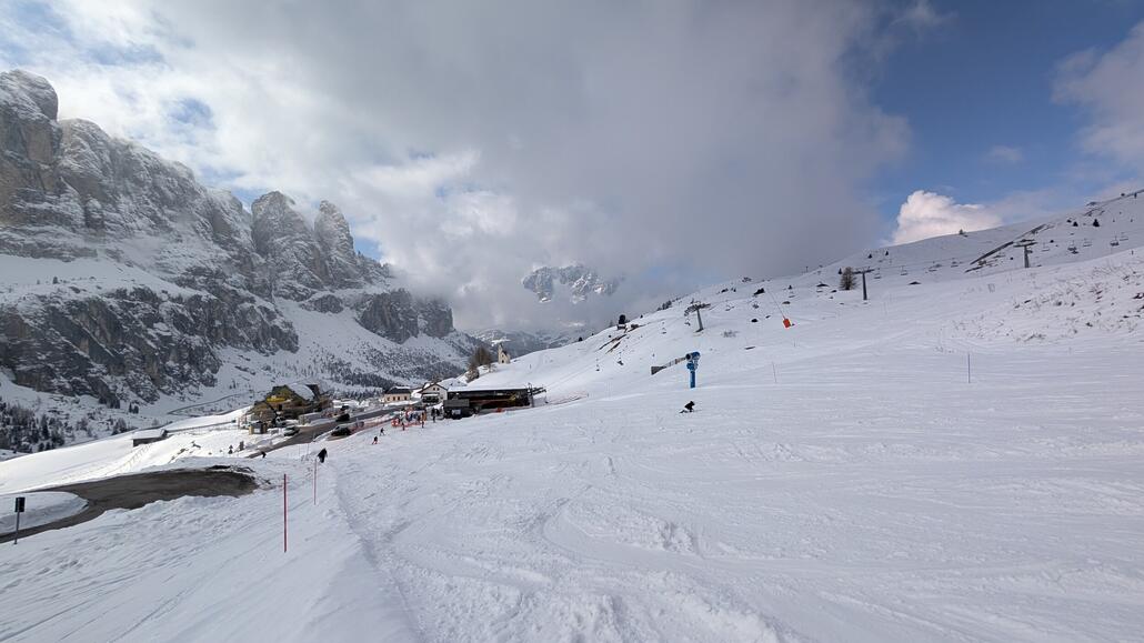 Das ist wirklich unglaublich dass man solche Situationen duldet in diesem Premium Skigebiet, zum Glück haben sie den noch absurderen Zaun in Wolkenstein bzw St Christina abgebaut, aber das hier ist schon auch über der Grenze finde ich.