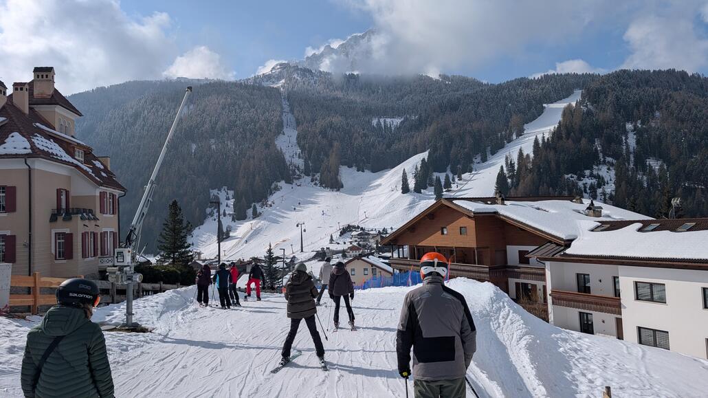 Über den viel zu vollen Ziehweg durch den Ort zur Ciampioni Gondelbahn, bei der man 5 Minuten warten muss