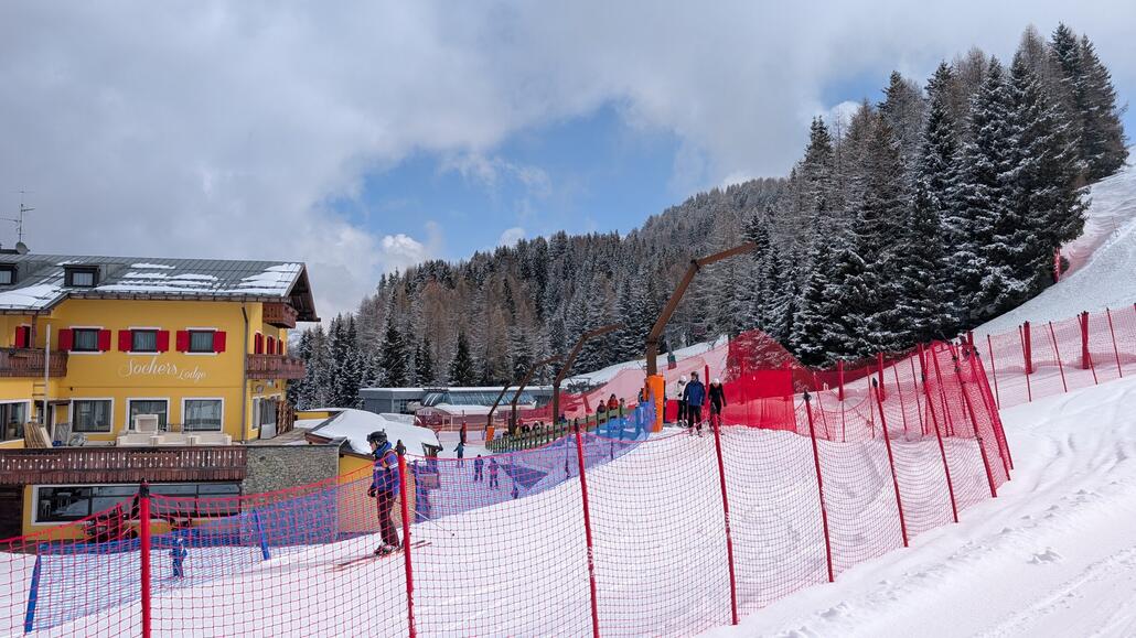 Inzwischen unten beim ehemaligen Zaun der Schande, soweit ich das sehe ist jetzt aber der Zugang von der Gondelbahn zum Sessellift geöffnet inzwischen, trotzdem verhindert der Zaun noch spontane um Entscheidung in welchen Lift man gehen will wenn man von der Piste kommt