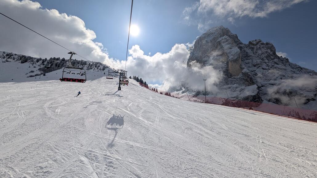 Und jetzt wo der Zaun mich nicht mehr zwingt den daneben gelegenen vierersessel zu fahren, fahre ich ihn auch gerne freiwillig