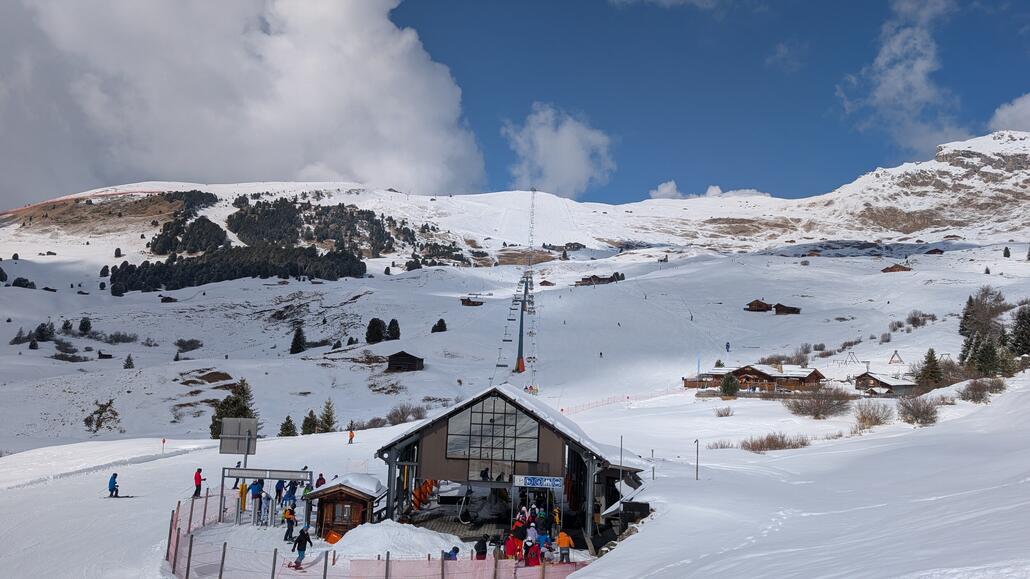 Weiter dann schließlich an die Seceda, die aus irgendeinem Grund besonders viral ist die letzten Jahre. Sieht auch nicht viel anders aus wie die anderen Ecken hier in den Dolomiten auf jeden Fall ganz schön.