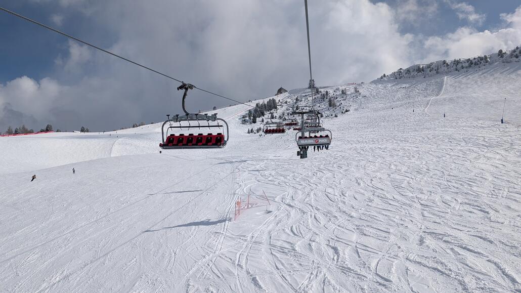 Der Sessellift scheint neue Sessel bekommen zu haben, und zwar welche ohne Haube, anders als die früheren Sessel.