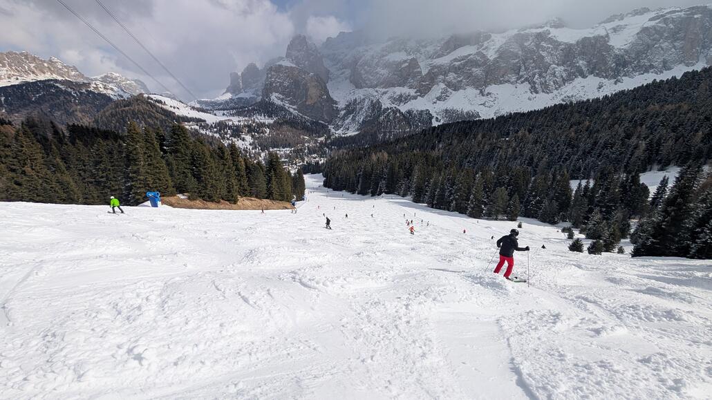 Sulz Schlachtfeld auf dem Weg zum Piz Sella. Hier wäre es doch mal sinnvoll eine zweite Verbindung zu haben, z.b. von der Bergstation Sochers (dann wird die Anlage auch besser genutzt) eine neue Piste zur Talstation Tramans. Dieser Zweiersessellift sollte dann ersetzt werden und zwar direkt bis auf den Piz Sella Gipfel. In Frankreich, besonders in den drei Tälern, finde ich passt einfach alles viel besser zusammen.