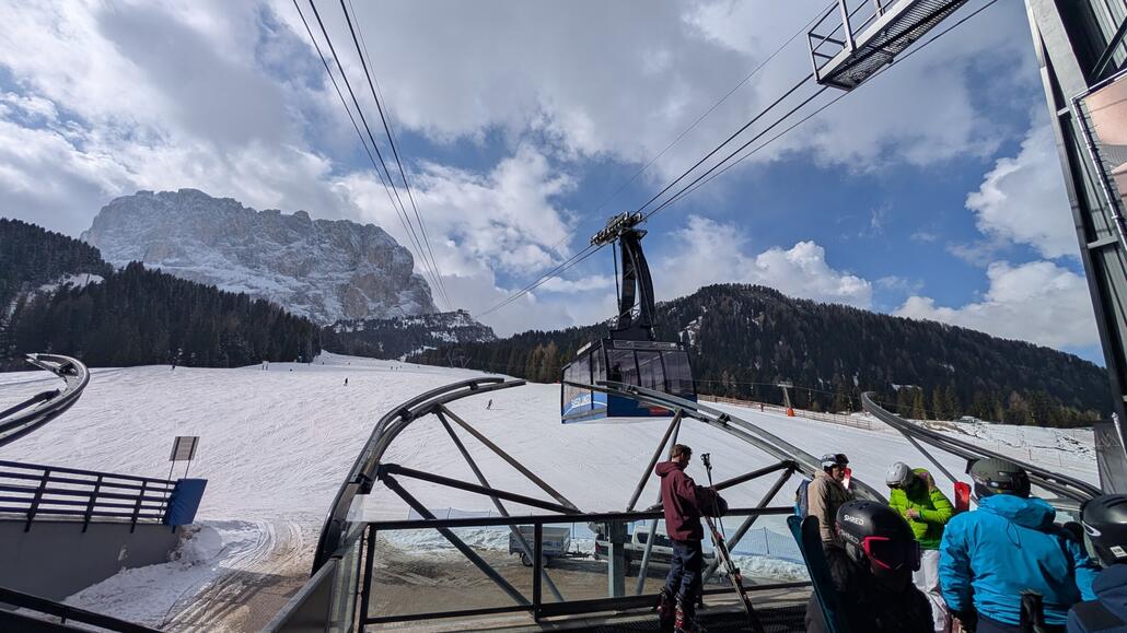 Die Piz Sella Pendelbahn, heir kann man noch schnell nach oben kommen, ohne die alternativen 4 Sektion Gondel bzw Sesselbahn zu nutzen.