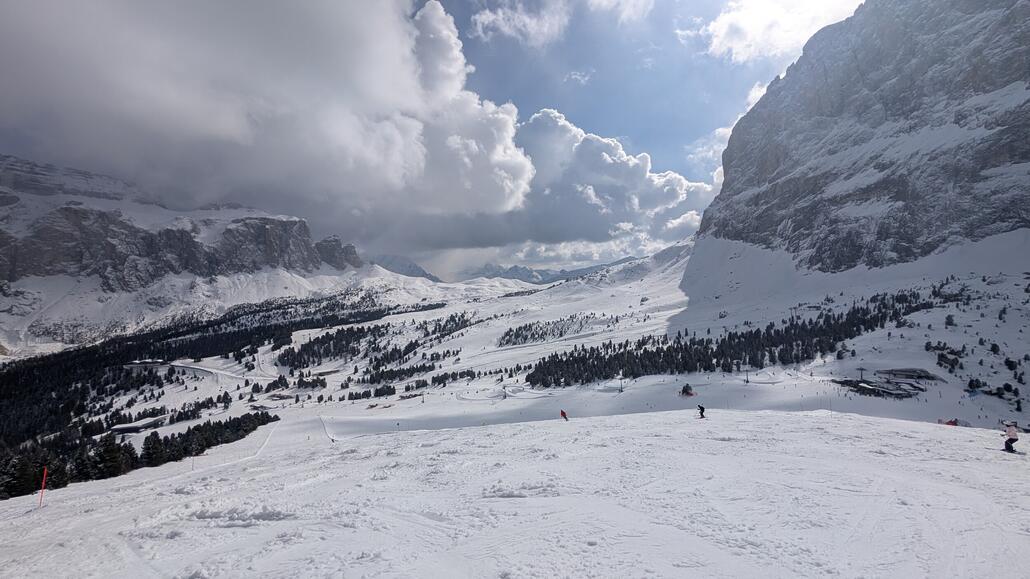 Auch hier die Pisten sehr weich und zerfahren, die Sella Ronda selbst ist einfach zu voll. In den 3 Vallees gibt's dafür immer alternative Pisten die weniger voll sind, hier gibt es oft nur einen Weg.