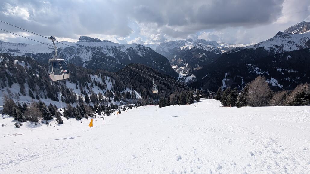 Sehr gute schwarze Piste um 14:30 vom Col Rossi zur Mittelstation runter!