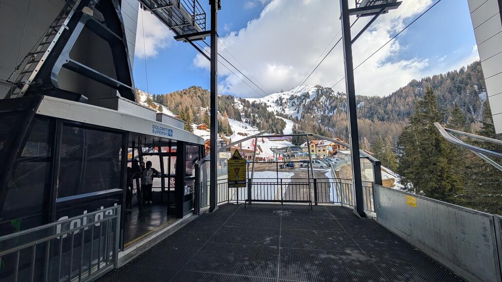 Es geht wieder mit der Pendelbahn zum Gipfel und dann schließlich gleich weiter nach Arabba