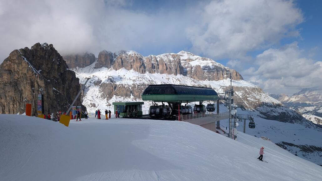 Sass Pordoi Gipfel im Nebel, aber die Bahn dort hoch kenne ich auch schon gut von früher, und Piste gibt es ja leider keine. Im Vordergrund die neue Gondelbahn.