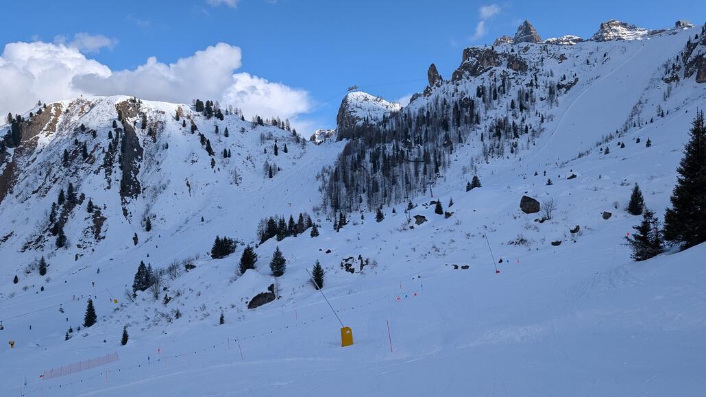 Inzwischen in Arabba, die Verbindungspisten sind alle voll und zerfahren, doch die Pisten dazwischen sind perfekt!