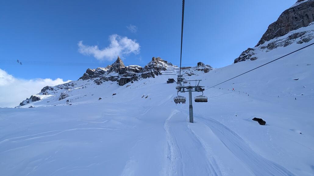 Die schwarze Piste direkt rechts neben dem Lift sah einwandfrei aus das ist fast keiner gefahren und tatsächlich die Piste war super gut zu fahren!