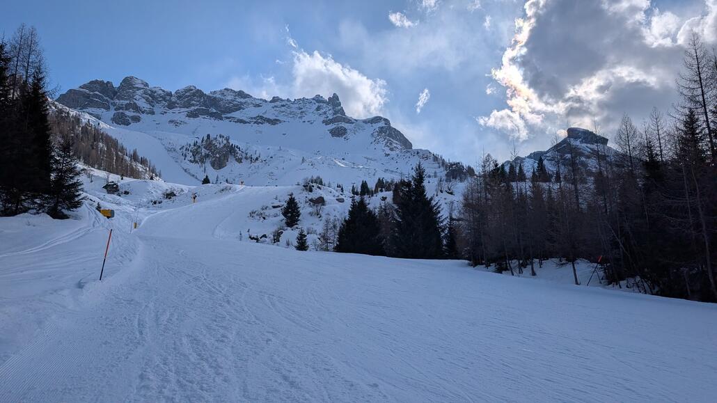 Um 15 Uhr so eine tolle Piste, das ist echt richtig toll, nur der aller unterste Teil im Tal war bisschen zerfahren der meiste Teil oben war aber perfekt