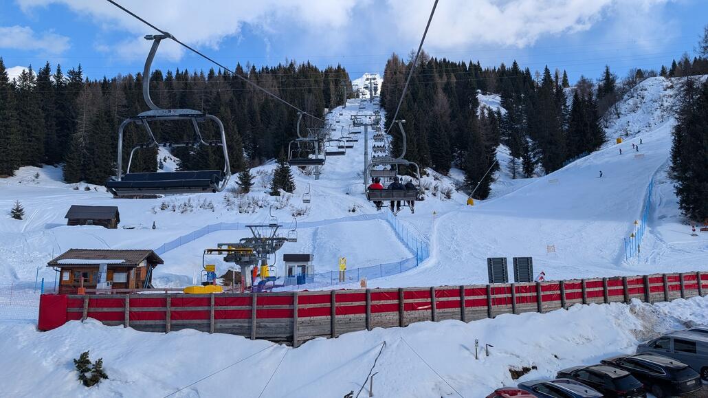 Zurück ins Alta Badia Hochplateau, mir den beiden parallelen Liften. Schon absurd, sollen sie lieber eine Skibrücke bauen und dann beide durch einen schnellen Lift ersetzen.
