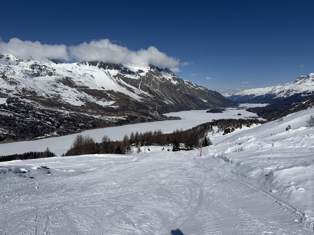 Skifahren mit dem Silsersee im Hintergrund