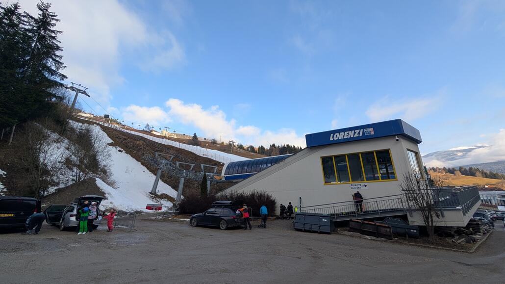 Parkplatz in Olang an der ehemaligen Lorenzi Bahn, die aber immer noch hier rumsteht.