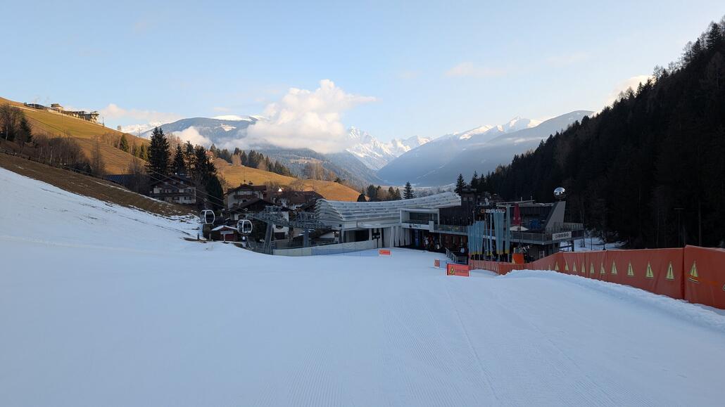 So muss ich noch kurz die Ski abschnallen und zur neuen Olang Bahn runter. Schee sehr hart, in wenigen Stunden wohl sehr weich!