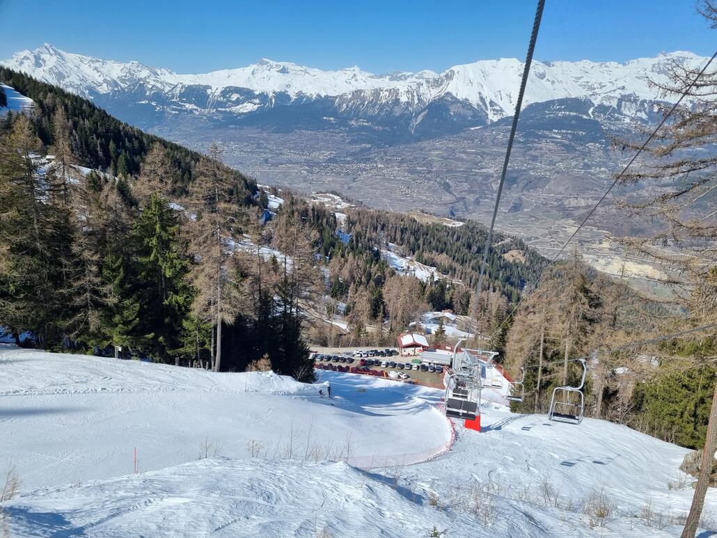 20260304_121205.jpg (1.58 MiB) 773 mal betrachtet Blick zur Talstation.<br />Parking gar nicht mal so leer, aber dennoch natürlich noch genügend Platz am oberen Parking.