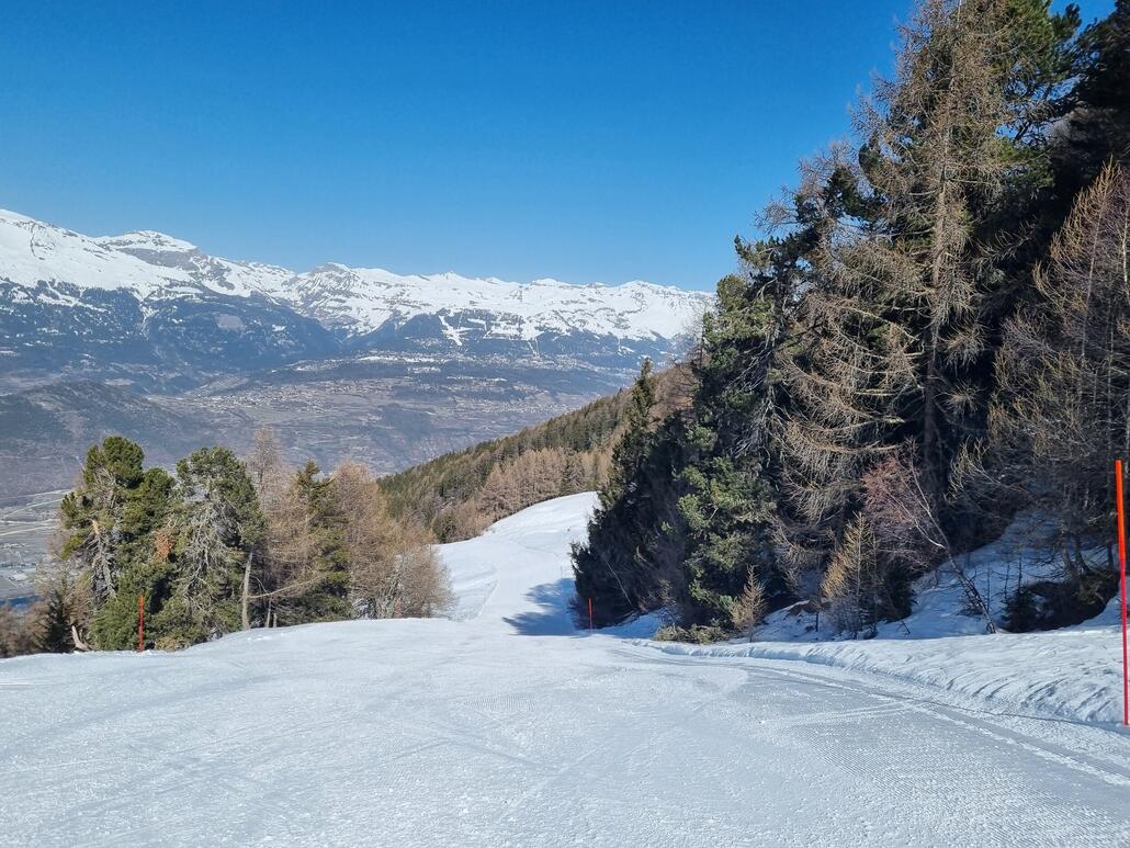 20260304_121836.jpg (1.44 MiB) 772 mal betrachtet Direkte Talabfahrt gleich zu Beginn. In einem durch griffig, ohne eisige Stellen. Ausnahmsweise auch gänzlich ohne Steine, daher direkt gleich mit zusätzlicher Wiederholung