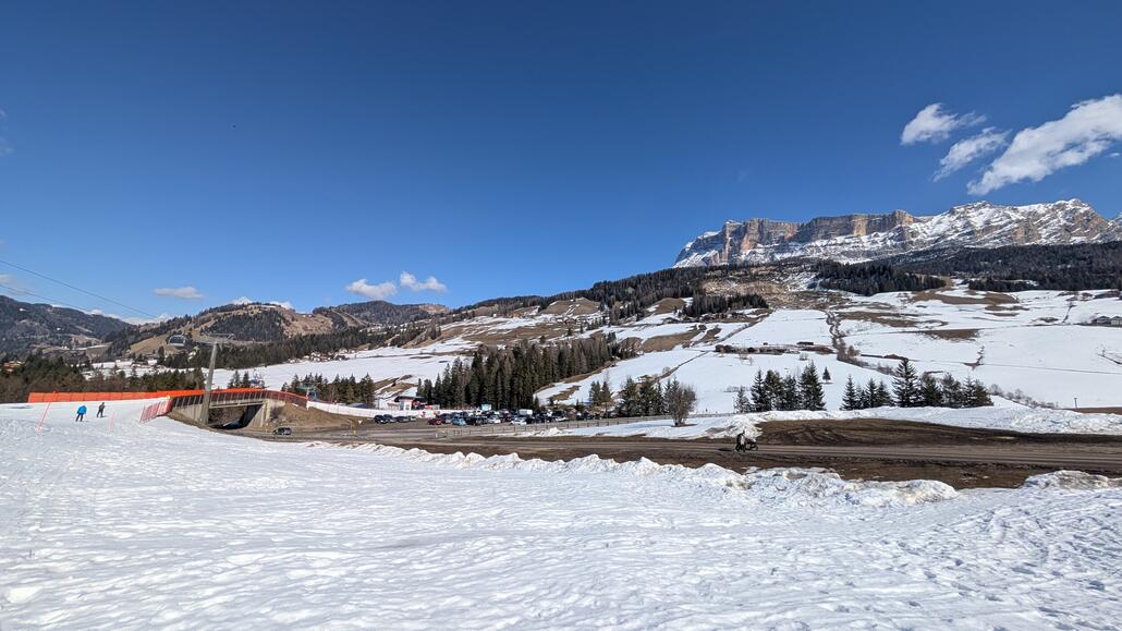 Der Bus kommt etwas oberhalb der Sponata Sesselbahn Talstation an