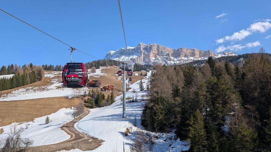 Moderne und schnell fahrende Gondelbahn La Crusc in Abtei. Das letzte Mal gab es hier noch einen alten wenn auch schnellen Sessellift. Nur die obere Sektion war nervig durch einen langsamen Lift.
