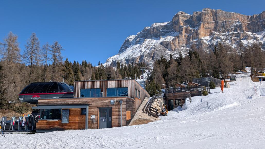 Für die zweite Sektion muss man ein bisschen durch den Schnee laufen, man hätte ja Matten auslegen können.