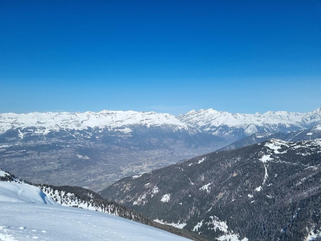 Von links nach rechts der Blick nach Crans Montana, Sierre, Jeizinen und Vercorin