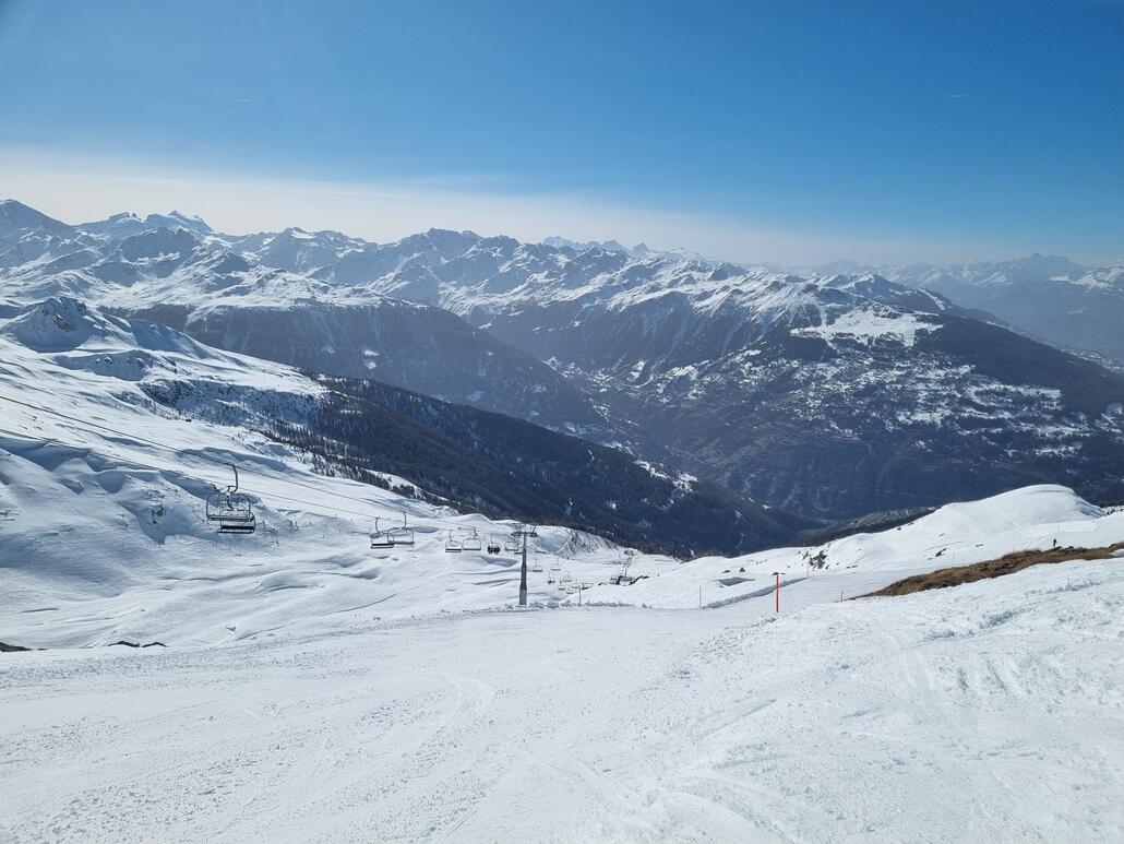 20260304_140702.jpg (1.04 MiB) 735 mal betrachtet Beginn der Grand Essert mit Blick auf die 4 Vallées.<br />Zur Abfahrt ist hier ja bereits alles gesagt.<br />Über 1100hm, wunderschönes Panorama, abwechslungsreich, teilweise kupiert, toller Schnee und LEER.<br />Ich habe die gesamte Abfahrt in voller Länge für mich alleine.<br />Eine der Top5 Abfahrten der Saison bisher. :)