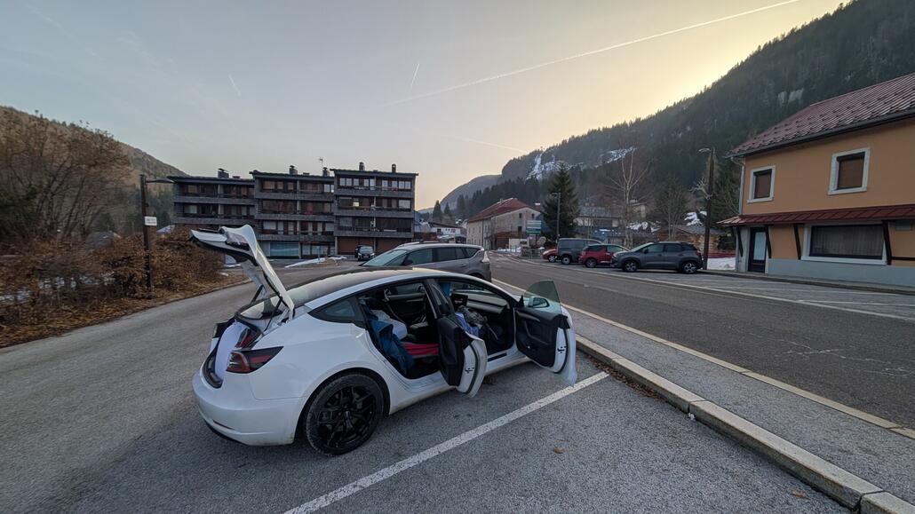 Parkplatz kostenlos direkt neben der Bushaltestelle in Mijoux. <br />Direkt vor dem Ortseingang gab es auch zusätzlich einen kostenlosen Camping Stellplatz für Wohnmobile und mein Autocamping, also auch hier perfekt der Service, und eine gemütliche Nacht hatte ich heute gehabt!