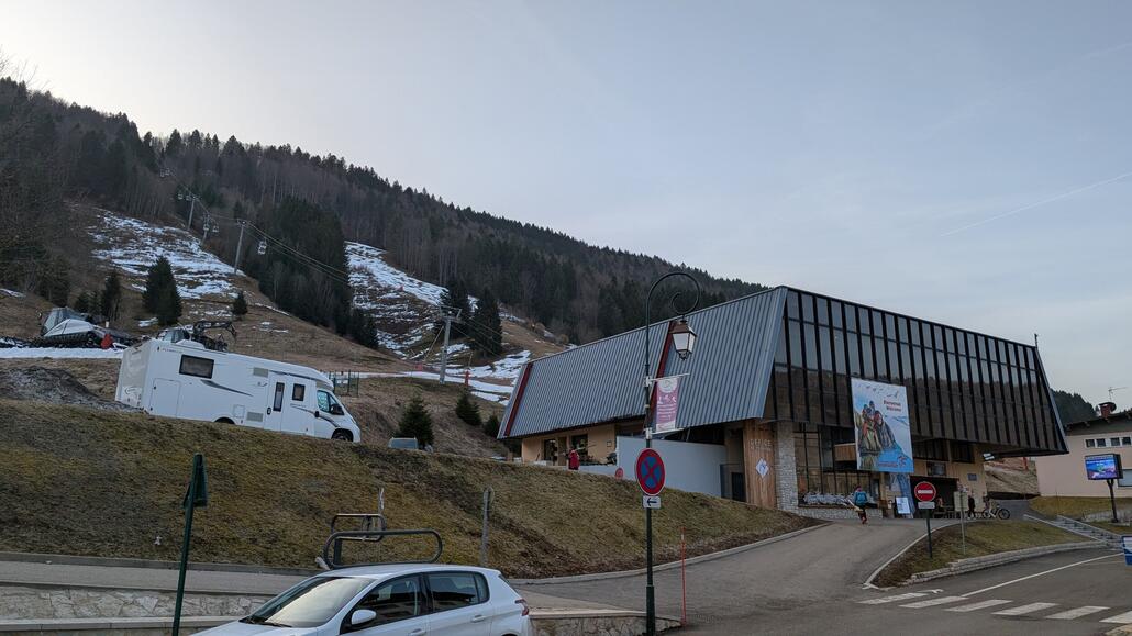 Angekommen an der Gondelbahn, ein typischer Poma Klassiker allerdings mit neuen Kabinen