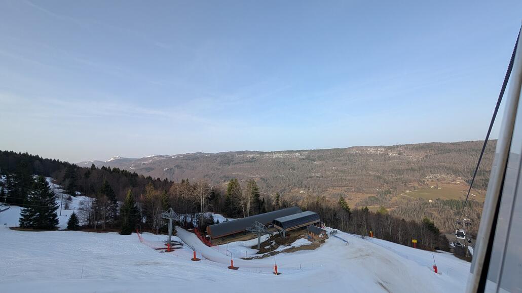 Bergfahrt mit Blick auf den modernen 6er Sessellift im Skigebiet das ist wichtig eine moderne bequeme Sesselbahn als Beschäftigungsanlage zu haben!