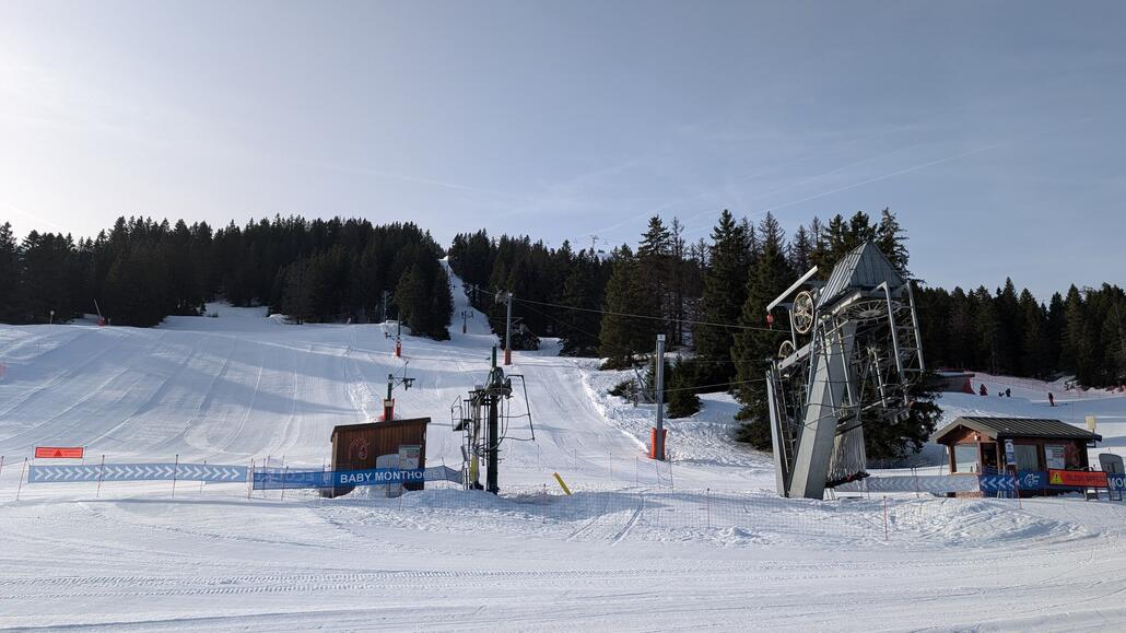 Angekommen an der Bergstation hier geht es weiter mit einem Schlepplift oder mit dem genannten Sessellift