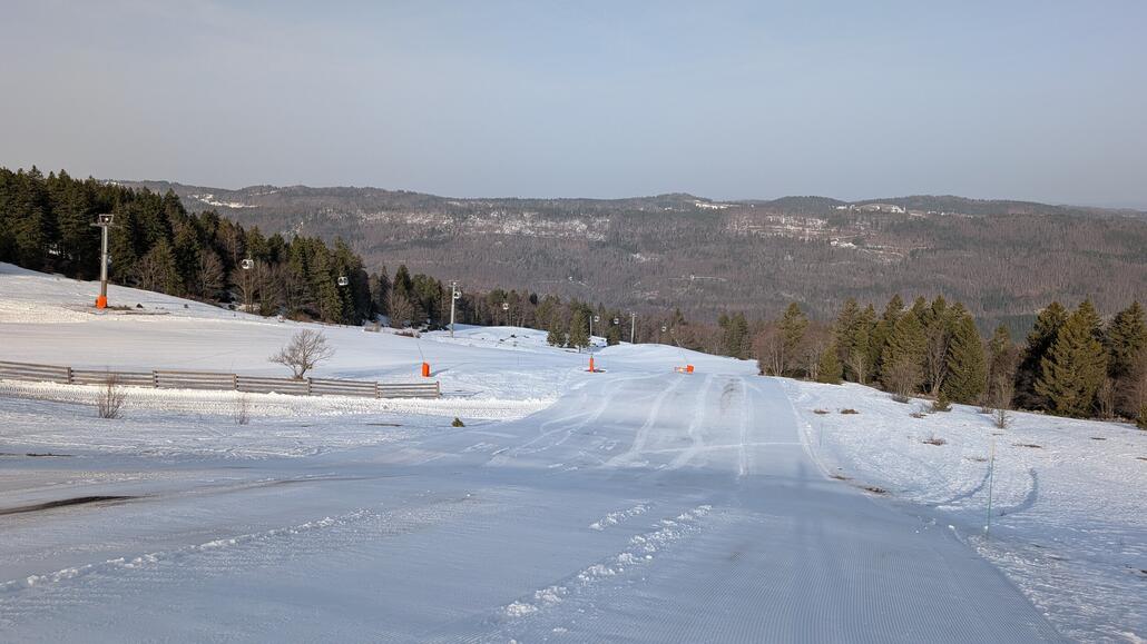 Zuerst geht es zum Sessellift, man merkt schon dass nicht mehr so viel Schnee da ist und es auch schon ziemlich warm ist, allerdings hat es über Nacht gut zugefroren, heute Morgen hatte es -7 Grad