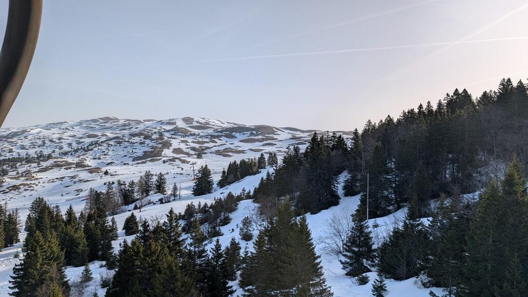 Der Hang setzt sich weiter fort in Richtung Mijoux, und sieht auch von der Neigung her optimal für Skifahren aus, interessant dass man damals das Skigebiet nicht weiter erstreckt hat in die Richtung