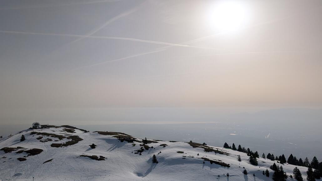 Blick zum Genfersee und auf die Seilbahn die von der anderen Seite aus im Skigebiet hochkommt.<br />Leider die Sicht durch wahrscheinlich Saharastaub etwas eingetrübt.