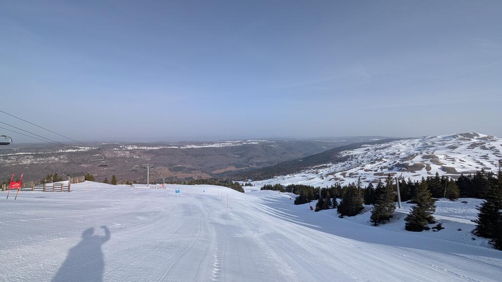 Die direkte rote Piste am Sessellift ist gut zu fahren mit genug Schnee, nur an manchen Stellen gibt es ein paar Absätze in der Präparierung