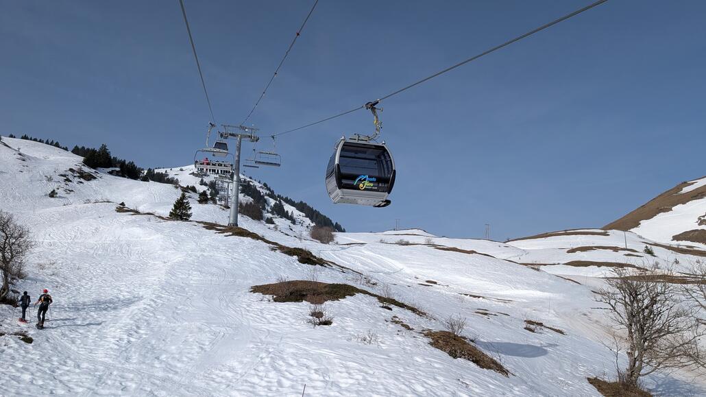 Auch auf dieser Seite eine top moderne Kombibahn, sogar von Doppelmayr, jetzt schon bessere Infrastruktur als letzte Woche am Lagazuoi in den Dolomiten!