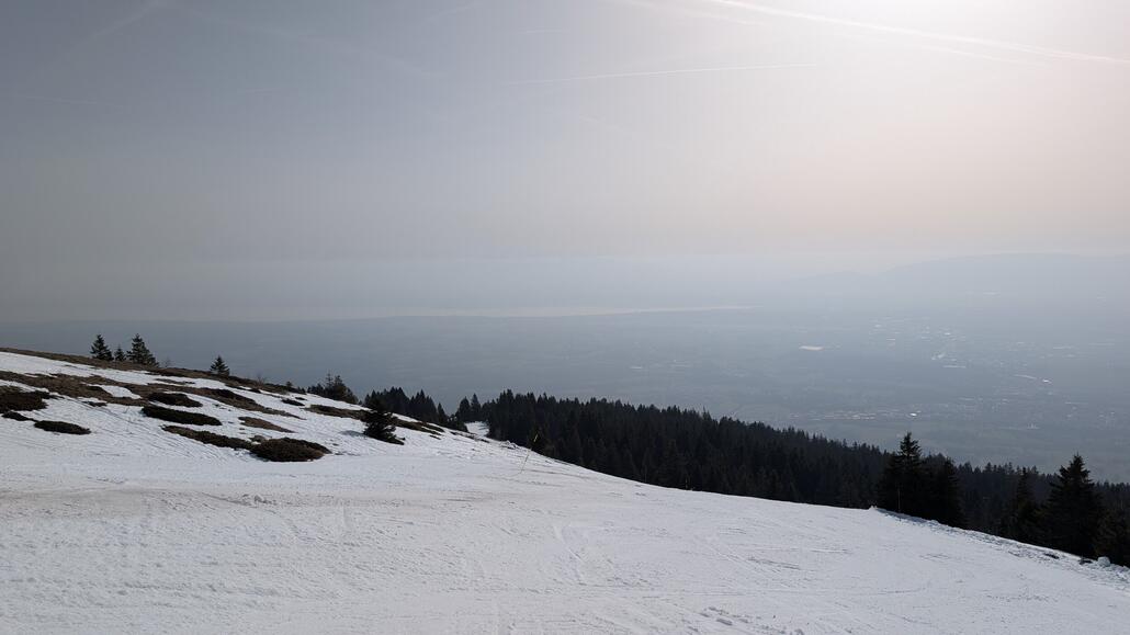 Gemütlich angelegte Piste außen herum, eigentlich mit schönem Blick auf den Genfersee, der Saharastaub nimmt echt den schönen Blick aber man erahnt den See trotzdem