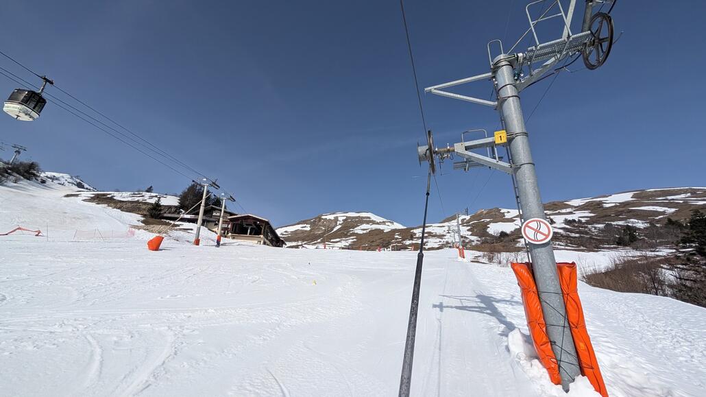 Auch der übungslift wird mitgenommen, und links sieht man die Gondelbahn aus dem Tal von Richtung Genfersee, die kann ich nachher ja auch einmal noch nach unten und nach oben fahren um sie zu erledigen
