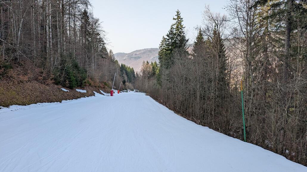 Das auf der sonnenseite immer weicher wird wechsle ich wieder auf die andere Seite von Lelex, und drehte die Talabfahrt an, wo leider nur der Ziehweg geöffnet ist heute. Die Beschneiung ist aber deutlich besser ausgebaut wie im Schwarzwald, da könnten die sich mal was abschauen.