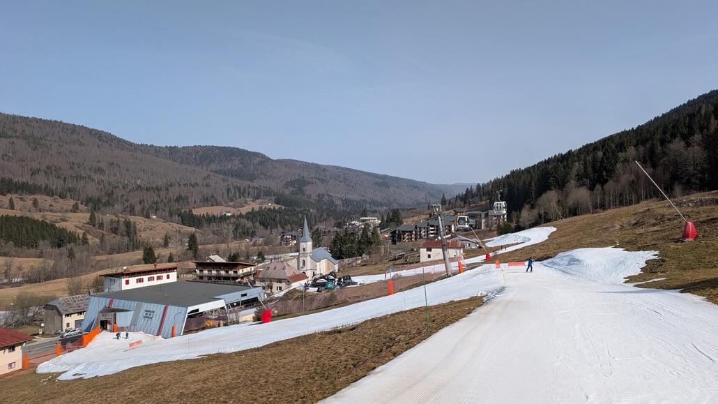 Lelex mit Talstation der Gondelbahn bei der man von der Piste aus ebenerdig einsteigen kann
