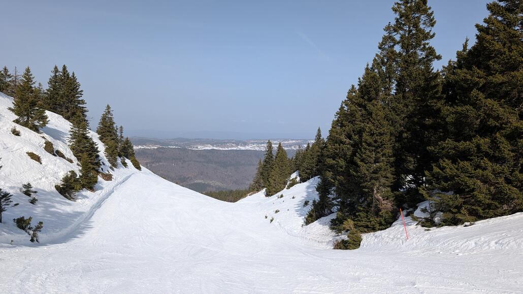 Rechts vom langen Poma Sessel gibt's eine tolle aussen herum rote Abfahrt, toll hier!