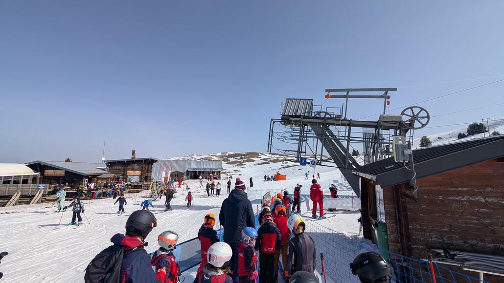 Und nun ist auch noch der Gipfel Schlepplift dran, der ziemlich voll von Skischülern ist