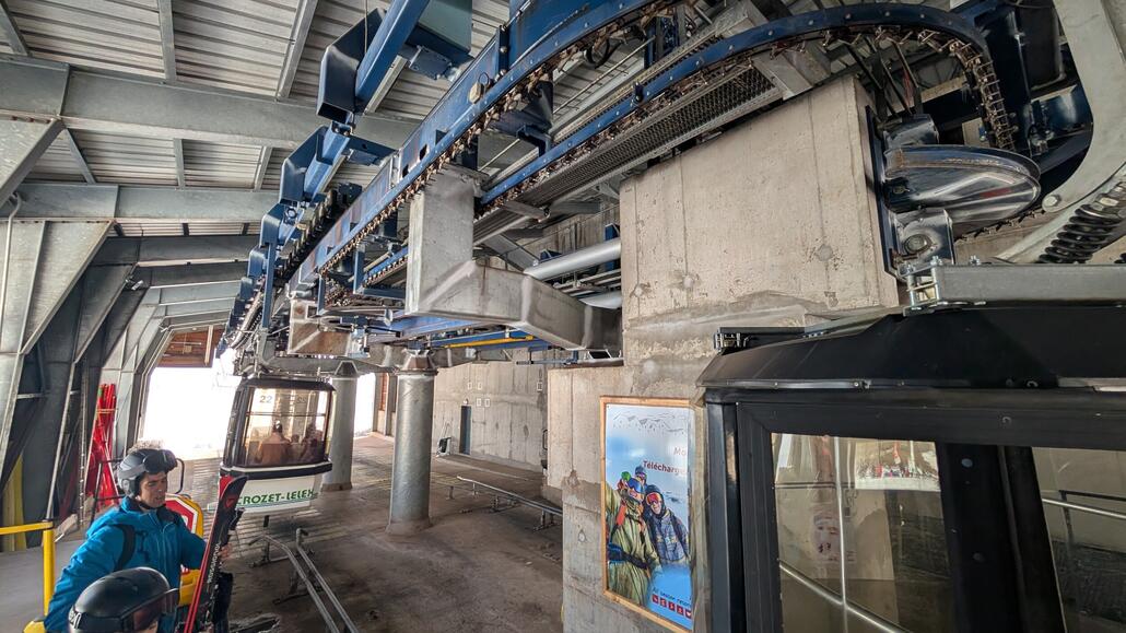 Der Vollständigkeit halber geht's jetzt mit der Gondelbahn die keine Talabfahrt hat runter in Richtung Genfersee und dann direkt wieder hoch.