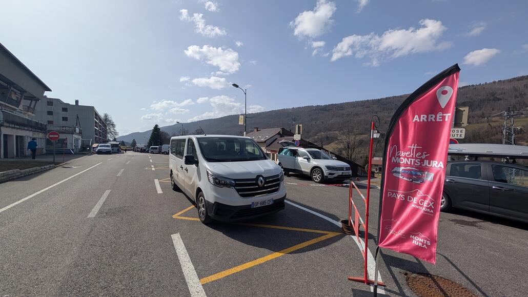 Zusätzlich zu den regulären Buslinien fährt auch noch ein kostenloser Skibus, ich nehme den 13:30 Uhr Bus um nach Mijoux zurückzuwechseln, und das dortige Skigebiet kennenzulernen