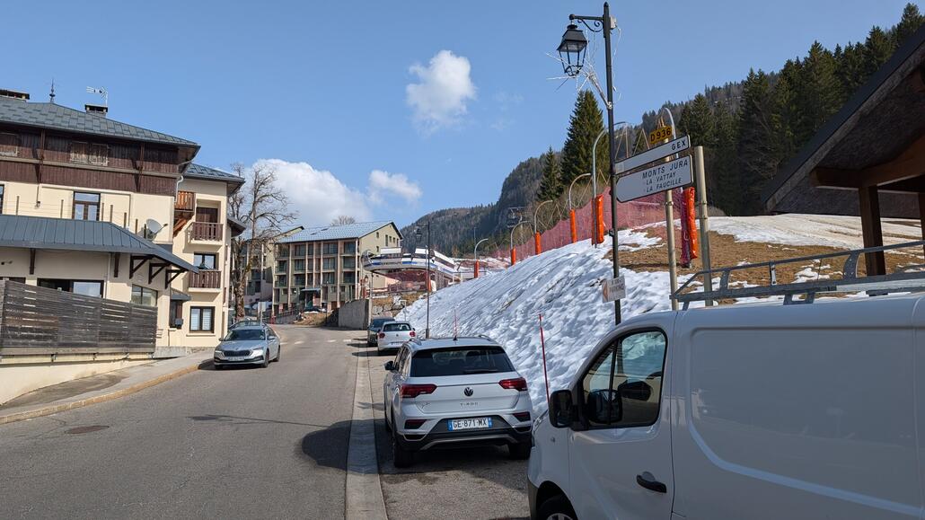 Nach etwas mehr als 10 Minuten Busfahrt erreiche ich wieder Mijoux. Der Skibus hält im Gegensatz zum Linienbus jeweils direkt bei den Seilbahnstationen.