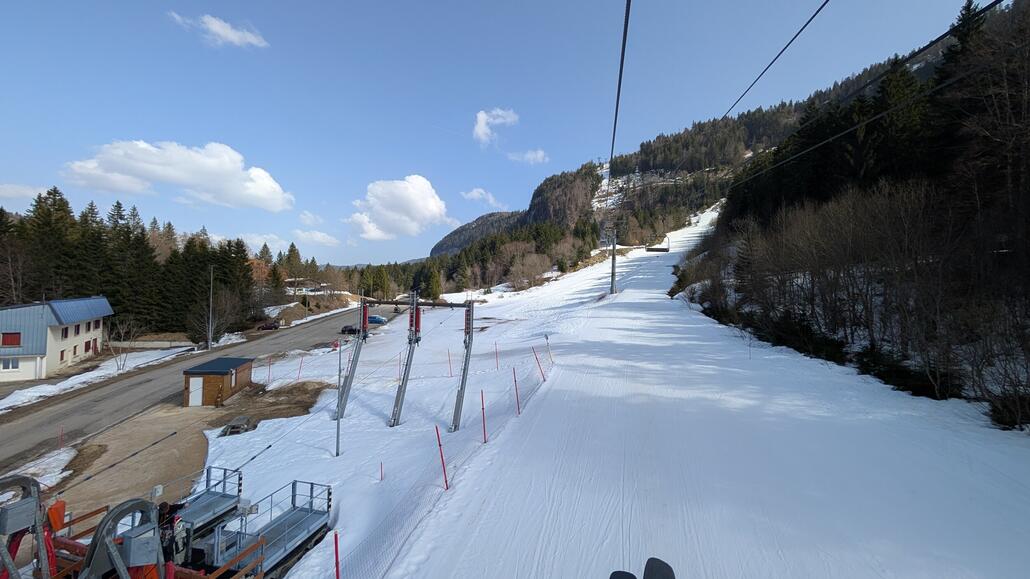 Hier ist es gerade komplett leer und auch die Talabfahrt sieht noch fast überhaupt nicht gefahren aus, da bin ich mal gespannt!<br />Links ist eine Zipline, die relativ lang und hoch über Grund ist, könnte im Sommer sicher auch spannend sein hier!