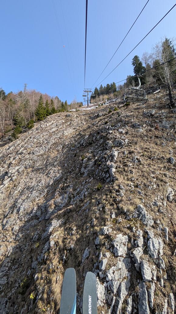 Mit dem Sessellift geht es steil den Felsen hinauf