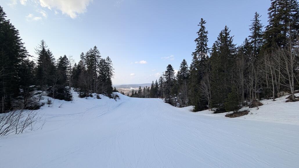 Und dann gibt es noch zwei Schlepplifte hier oben, gerade bin ich beim äußersten Schlepplift und es ist einfach komplett leer und die Piste ist um fast 15 Uhr noch perfekt zu fahren! Genial!