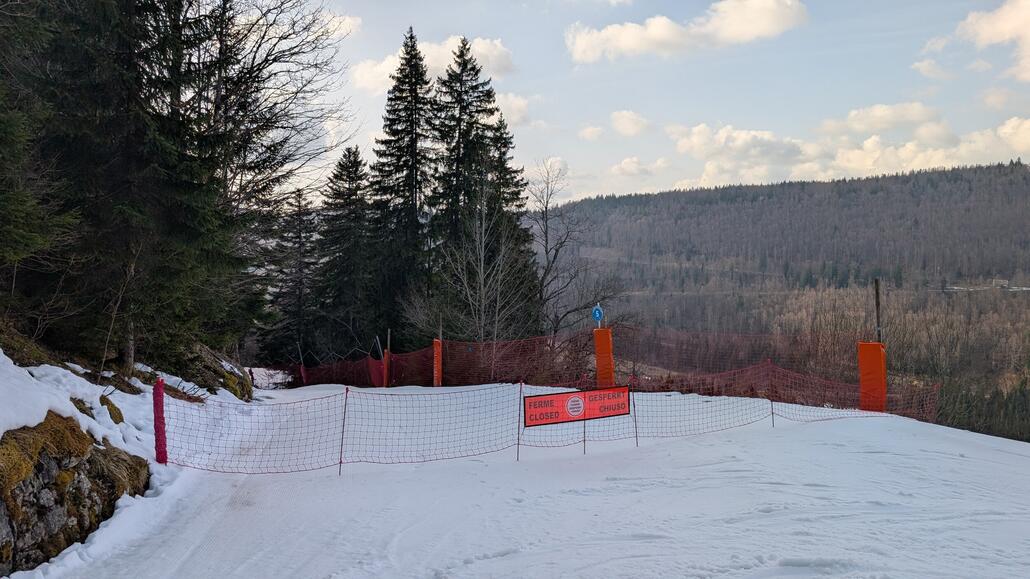 Und kurz vor 16 Uhr trete ich die Talabfahrt an, um noch rechtzeitig in Genf für die drei Stunden Wellness Karte in einem Bad zu sein was um 20 Uhr schließt. Die direkte Talabfahrt die mich bis zum Auto bringt ist gesperrt aber egal ich fahre einfach durch, von unten habe ich gesehen dass der Schnee bis unten reicht.